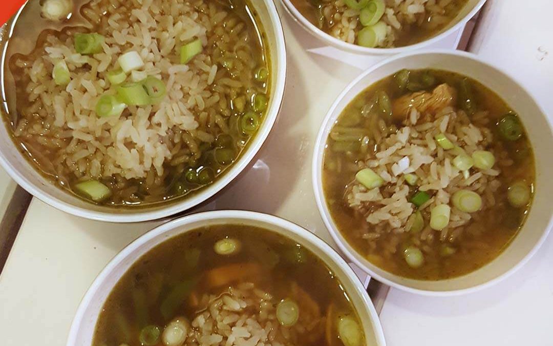 Aziatische soep met kip en rijst
