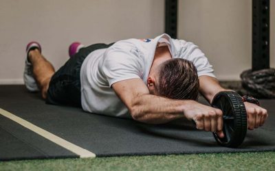 Train je buikspieren met een Ab wheel
